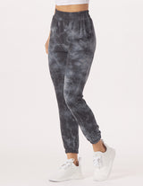 POWDER JOGGER: BLACK TIE-DYE